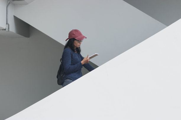 学生们走上楼梯。图片下载