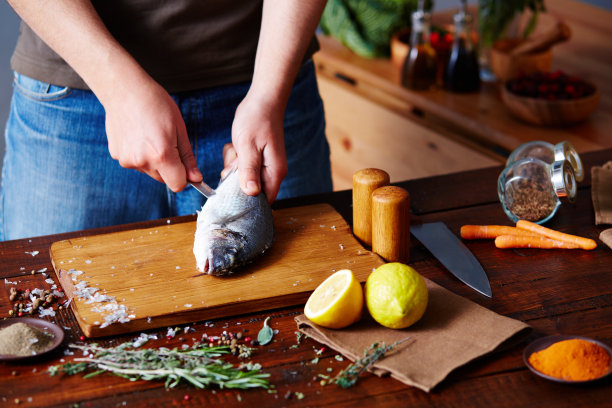 男子切生鳟鱼图片下载