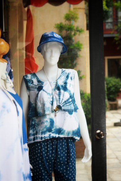 在服装店前的女装模特图片下载