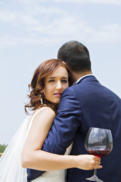 新郎新娘喝酒快乐图片下载