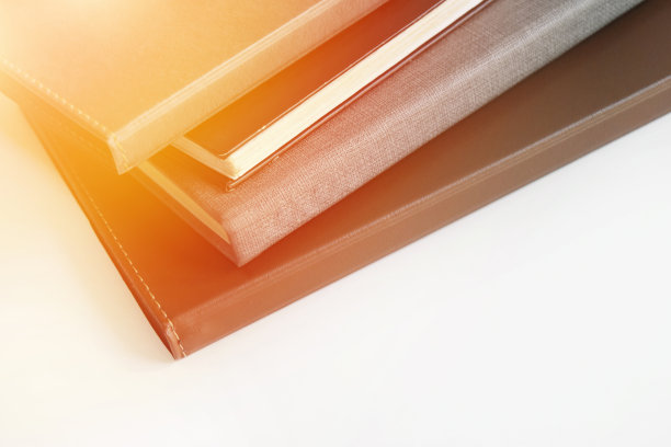 几个堆叠的笔记本背景和下面的文字空白。图片下载