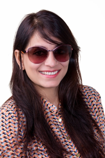 印度女模特在她30多岁戴着眼镜或墨镜摆造型为照片拍摄，孤立在白色的背景图片下载
