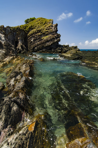 美丽的热带岛屿，在阳光明媚的日子被清澈的海水和岩石海岸包围。图片拍摄于马来西亚卡帕斯岛。图片下载