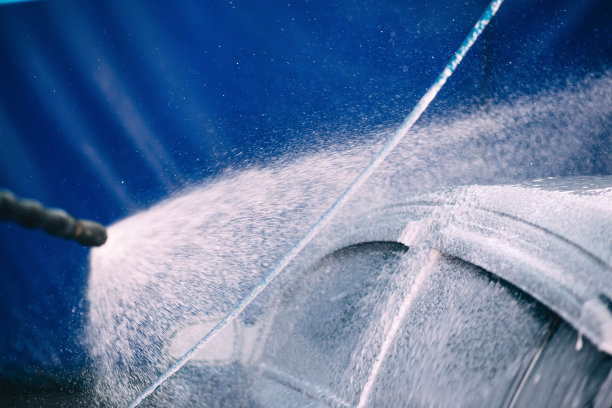 用泡沫手动洗车。图片下载