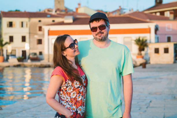 一对戴着墨镜的浪漫情侣在伊佐拉拍照图片下载