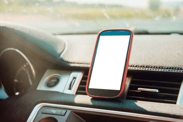 汽车上的空白手机屏幕图片下载