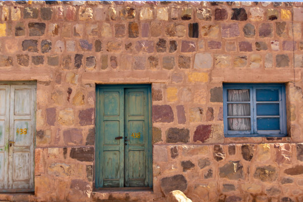 照片特写的老建筑米色石头砌体与木制门窗外水平图片图片下载