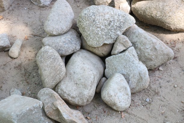 纹理背景:岩石卵石，小，圆形，光滑的岩石与文本复制空间图片下载