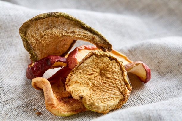 俯视图特写图片上的干苹果轻棉布桌布，选择性的焦点。图片下载