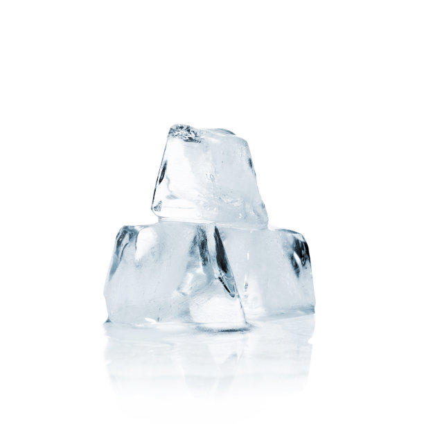 白色背景上的冰块图片下载