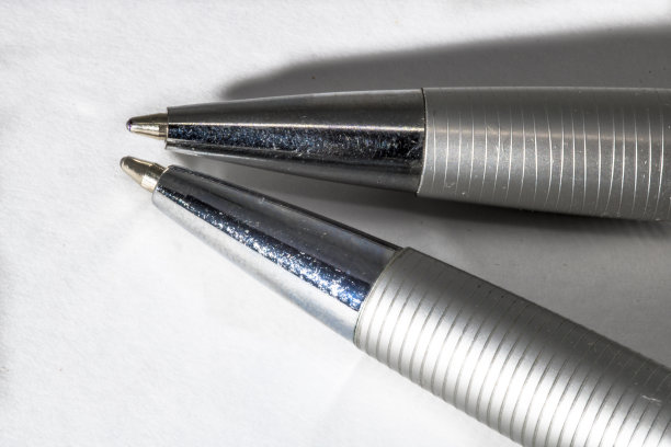 金属笔在白色背景的细节图片下载