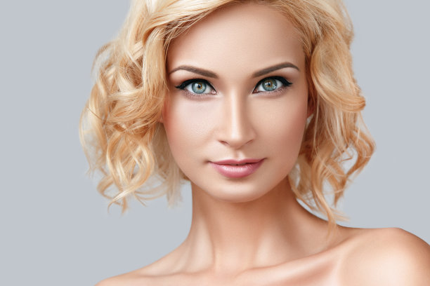 漂亮的金发女人，眼睛上画着眼线图片下载