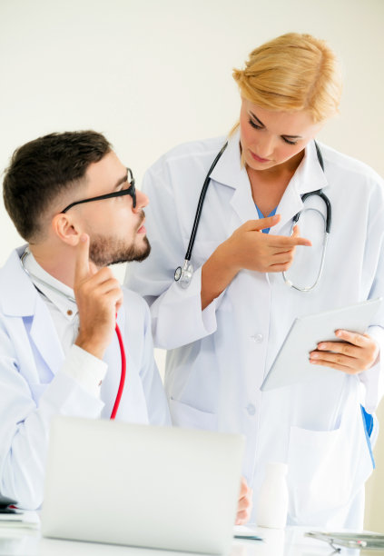 医院里的医生和搭档在电脑上工作。图片下载