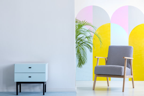 一个宽敞的真实照片，柔和的办公室内部与薄荷橱柜站在白色墙与复印空间旁边的扶手椅与犬牙纹图案图片下载