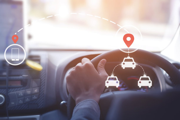 公共出租车，gps，呼叫出租车，位置搜索概念。一名身份不明的男子正在开出租车。图片下载