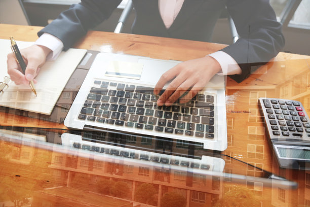 业务客户经理项目工作。在Office中与新初创公司合作的照片业务管理器。图片下载