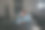 快乐的年轻女商人工作到深夜。图片下载