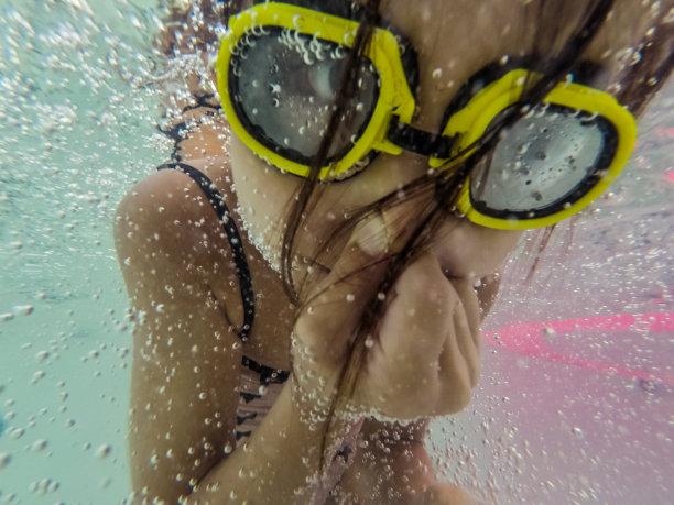 她正在学习在水下屏住呼吸图片下载