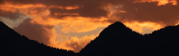 蒙大拿山脉的日落全景图片下载