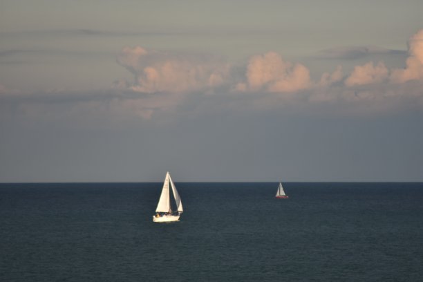 晚上在韦茅斯湾的两艘帆船图片下载