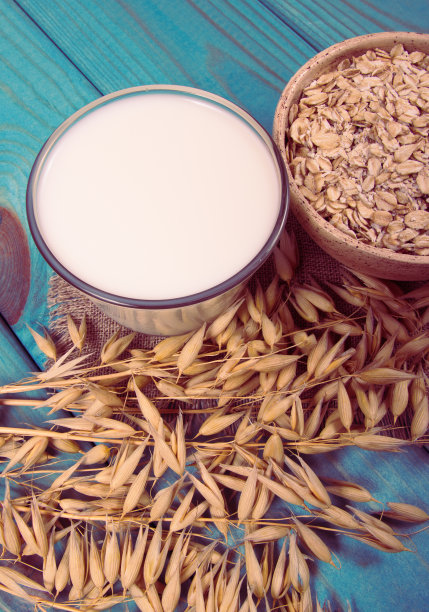 燕麦和燕麦牛奶。健康的早餐，健康的饮食理念。图片下载