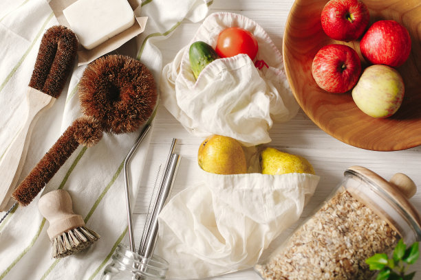 可持续生活方式的概念。“零浪费”。生态天然椰子肥皂和刷清洗盘子，金属吸管，格兰诺拉麦片在玻璃，生态袋水果，平lay。塑料免费项目。图片下载