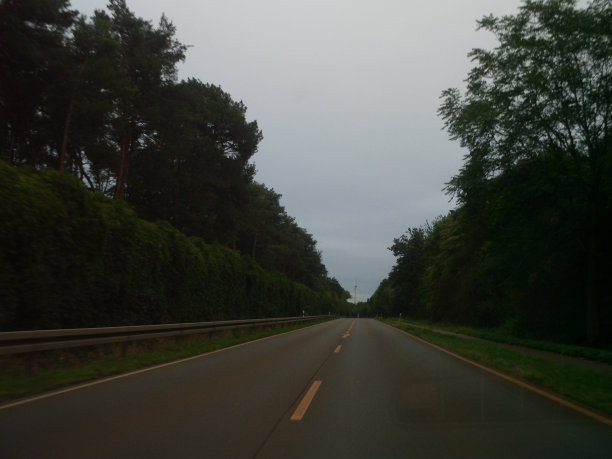 在乡间的日落公路上行驶图片下载