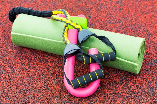 配有健身器材的健身垫图片下载