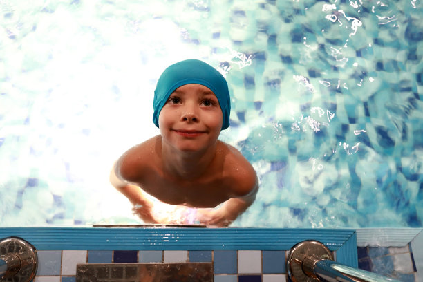 游泳池里的孩子图片下载