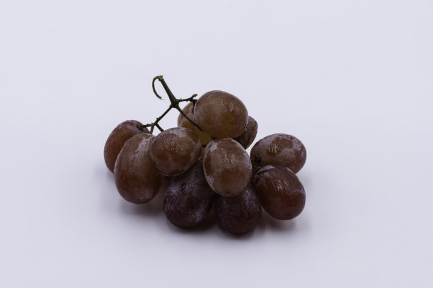 白色背景上的小串葡萄。图片下载
