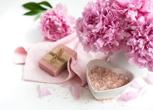手工香皂，软毛巾和牡丹花图片下载