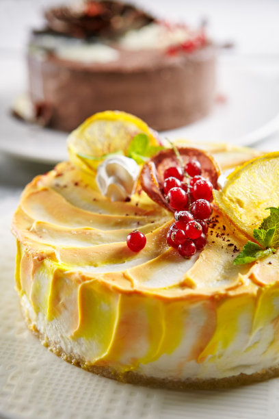 微距照片圆形柠檬奶酪蛋糕装饰在模糊的背景图片下载