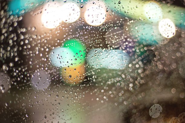 在雨天望着窗外图片下载