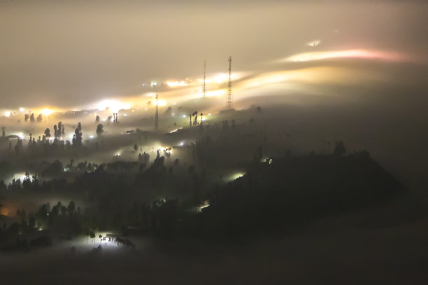 Cemoro lawang是印度尼西亚东爪哇最受欢迎的旅游景点之一的Bromo活火山附近的一个村庄。这座火山属于布罗莫腾格塞默鲁国家公园图片下载