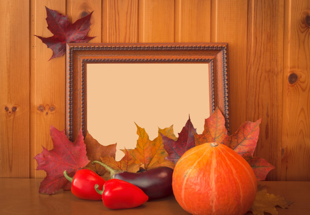 新鲜蔬菜，秋天的枫叶和画框图片下载