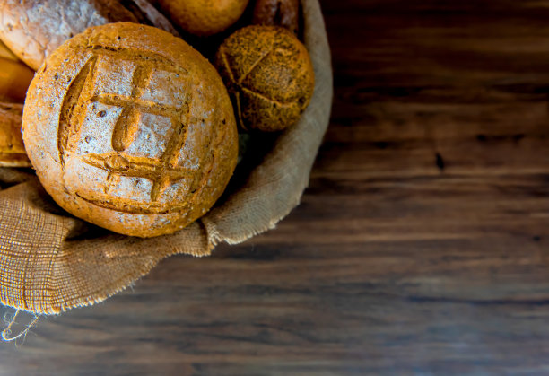 柳条篮子里面包和面包房的静物照片。美式和法式吐司做早餐。图片下载