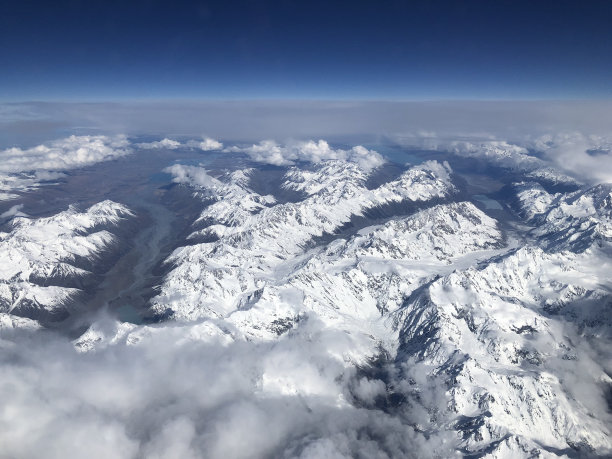 飞到新西兰去看白雪覆盖的山脉和湖泊图片下载