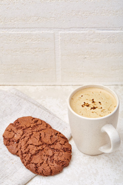 俯视图特写图片的茶在透明的杯与饼干和棉餐巾在白色的背景，选择焦点图片下载