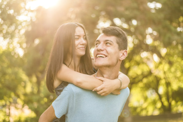 骑在一起的兴奋的青少年情侣图片下载