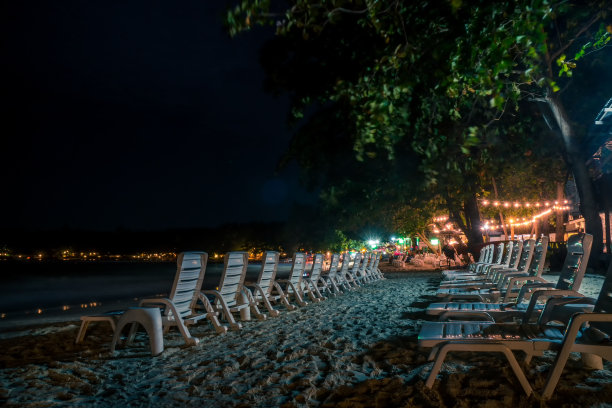 在泰国罗勇区Samed岛的Wong Duen海滩上，一排一排的椅子图片下载