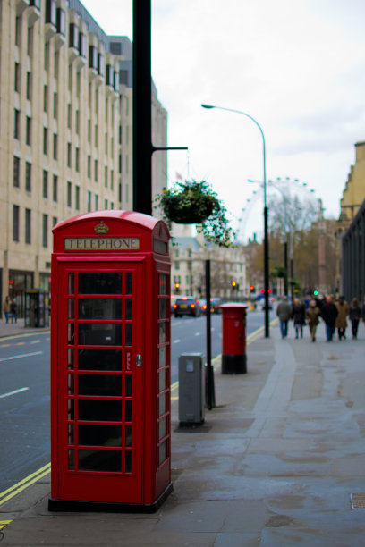 英国伦敦街头的红色电话亭图片下载