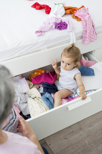 祖母和孙女整理衣服图片下载