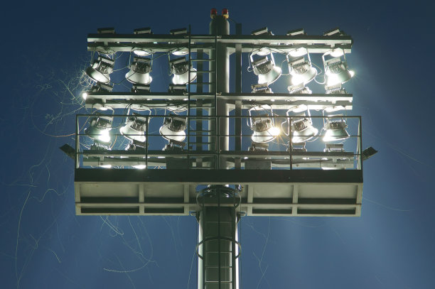 体育馆的灯打开了，一些昆虫在晚上图片下载