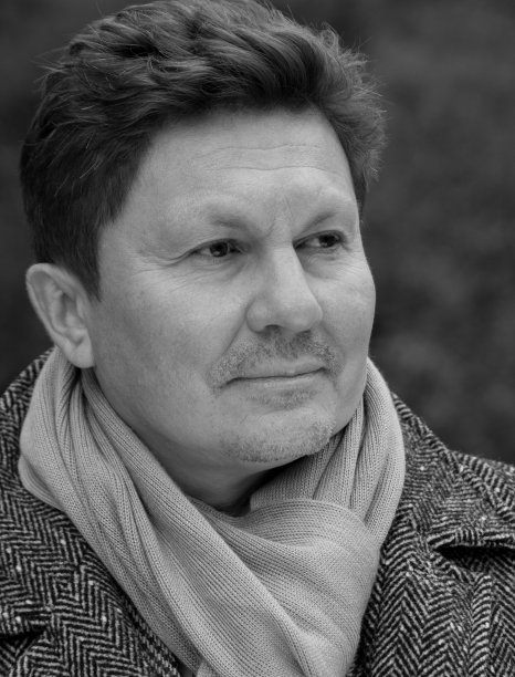 一个穿着便服的老人的肖像。中年男子在秋天的公园。英语的风格。图片下载