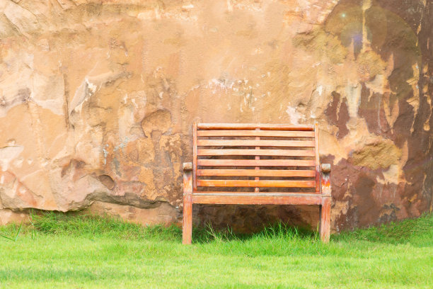 草地上的木椅，石墙图片下载