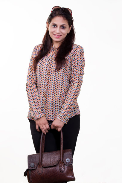 一个印度女模特在她30多岁摆姿势与皮包的产品照片拍摄孤立的白色图片下载