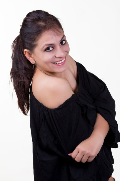 中长照片的一个年轻和美丽的印度模特或女人在她三十多岁穿着时尚的黑色上衣露出她的肩膀在白色的背景下摆姿势图片下载