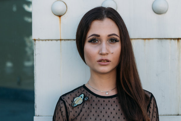 抑郁,失眠。情感写真时尚时尚写真漂亮年轻女子。城市的肖像。悲伤的女孩。穿着黑色裙子的黑发女人。期望。梦想图片下载