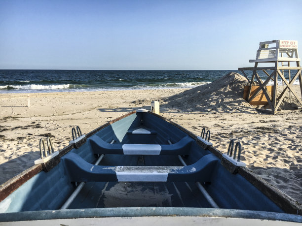 罗伯特摩西州立公园海滩上的一艘救生船图片下载