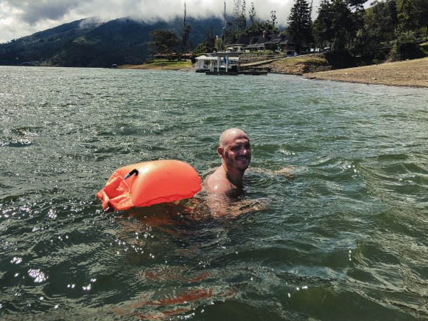 一名男子在哥伦比亚卡利马湖游泳图片下载